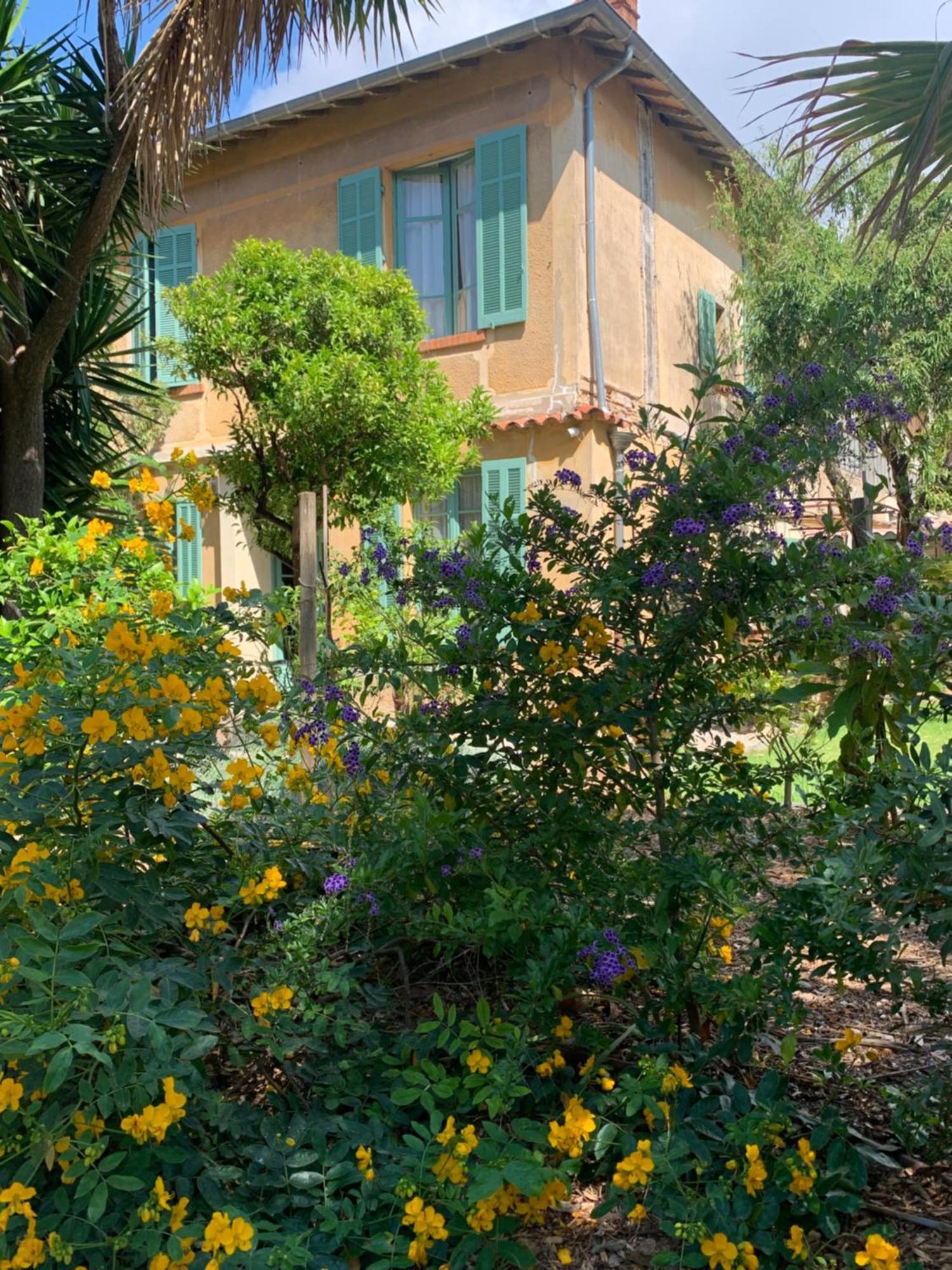 La Des Amandiers Bed & Breakfast